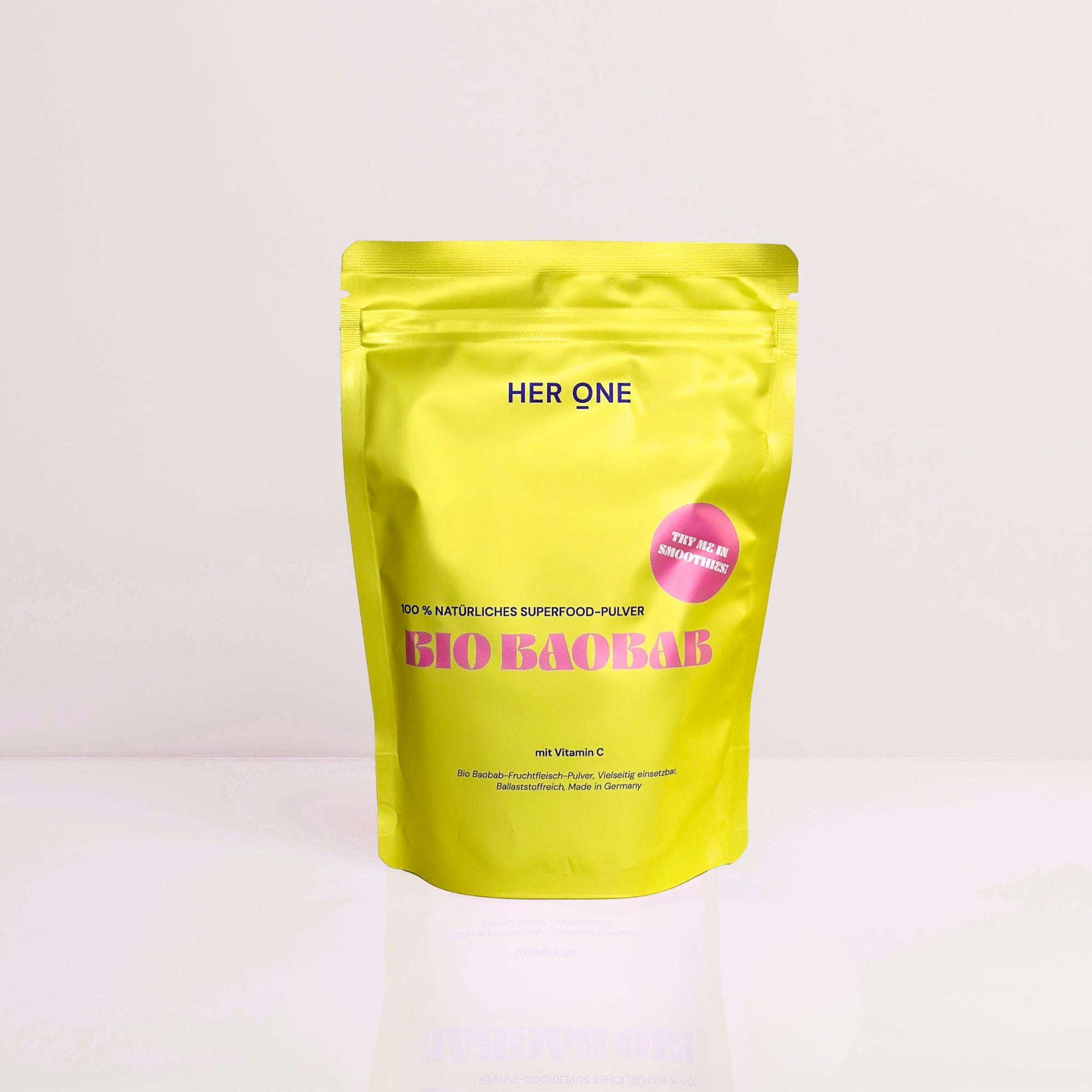 Gelber Beutel mit "Bio Baobab" Superfood-Pulver von "Her One" auf weißem Hintergrund.