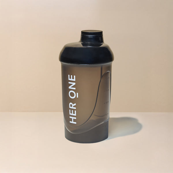 Schwarzer Shaker mit der Aufschrift "HER ONE" auf neutralem Hintergrund platziert.