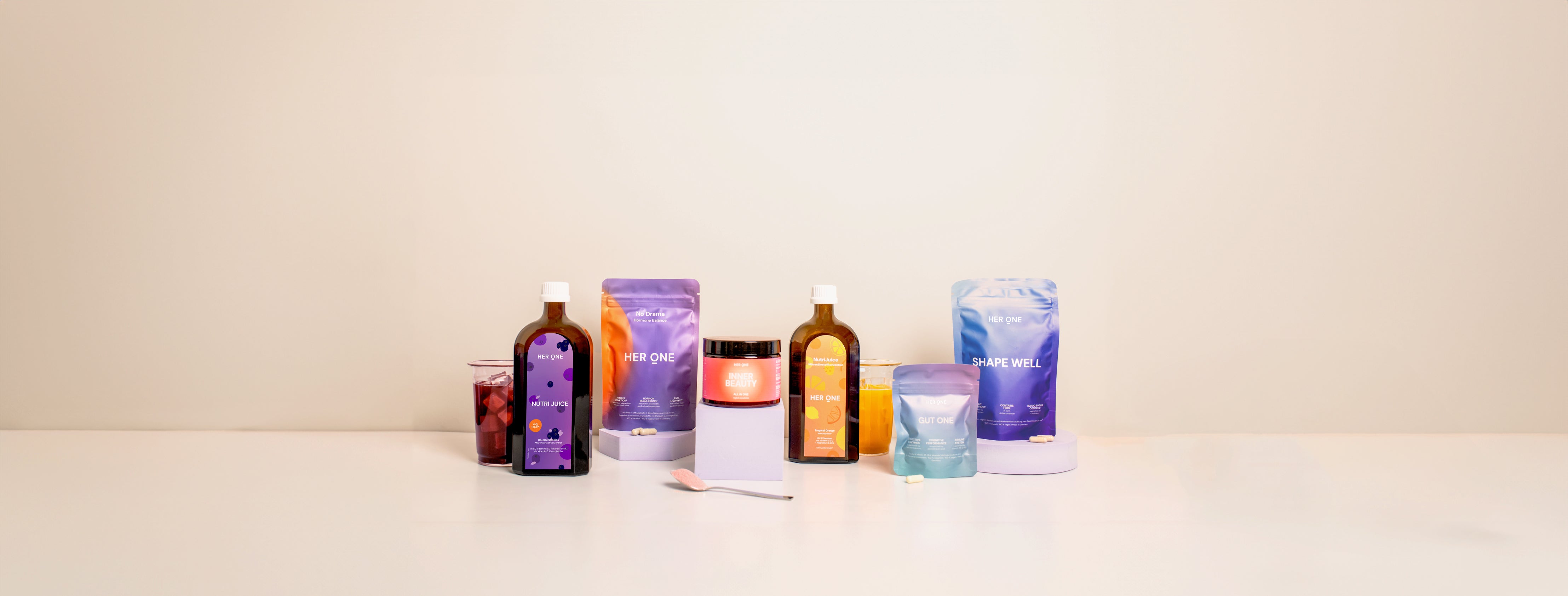 Sur la table, il y a différents produits en bouteilles et en sachets, dont des boissons et des compléments alimentaires.