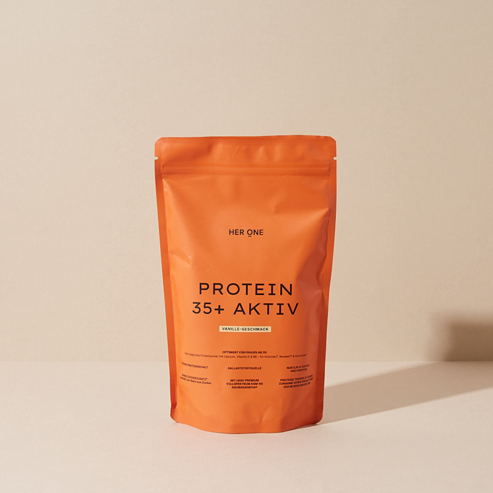 Un'immagine della nostra polvere proteica PROTEIN 35+ AKTIV nella sua confezione arancione davanti a una parete beige.