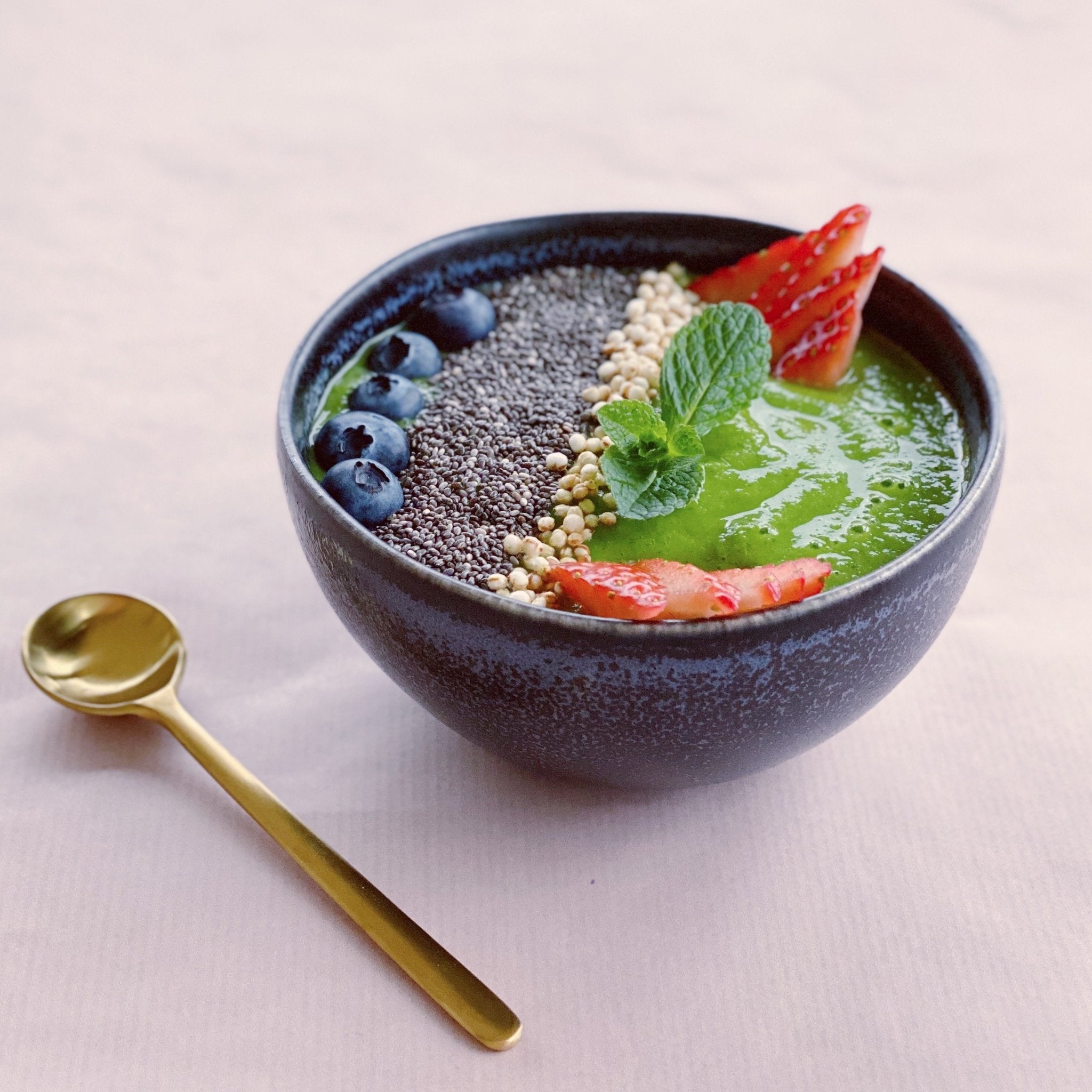 Rezept: Green Smoothie Bowl mit Inner Beauty - HER ONE - The Future of Well-being
