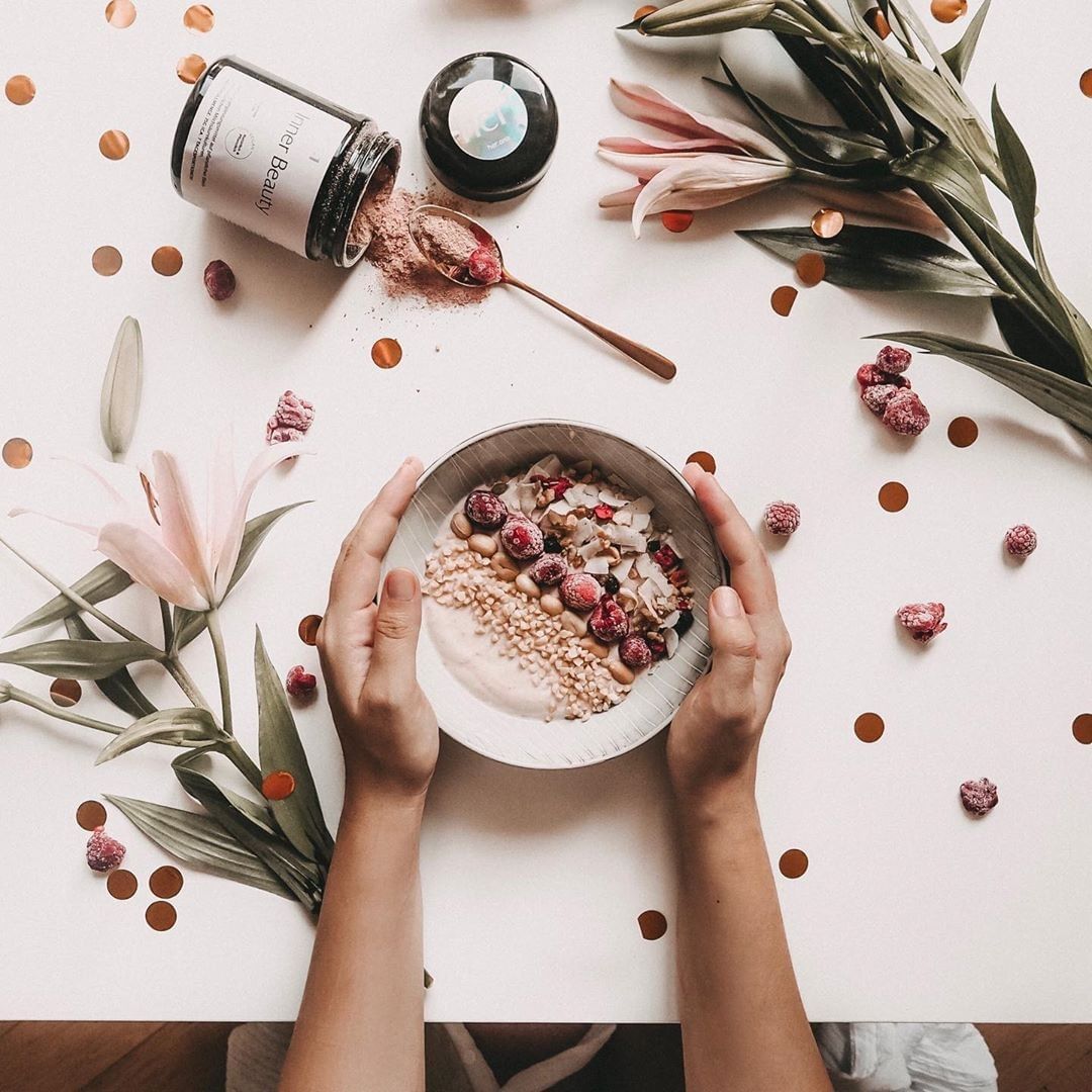 Rezept: Leckere Breakfast-Bowl mit Mango und Inner Beauty - HER ONE - The Future of Well-being
