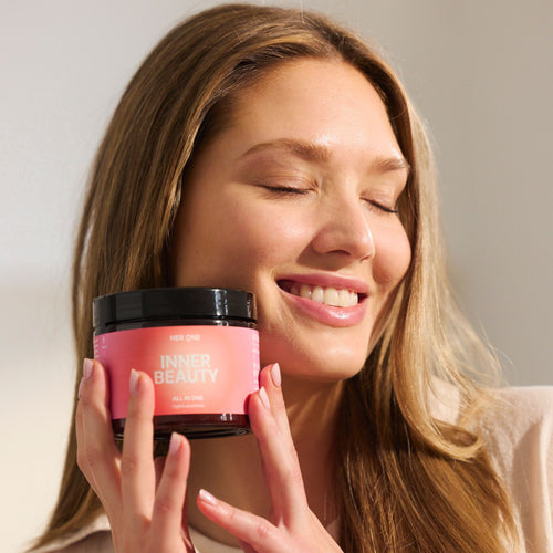 FraulächeltmitgeschlossenenAugenundhälteinenBehältermitderAufschrift"InnerBeauty".