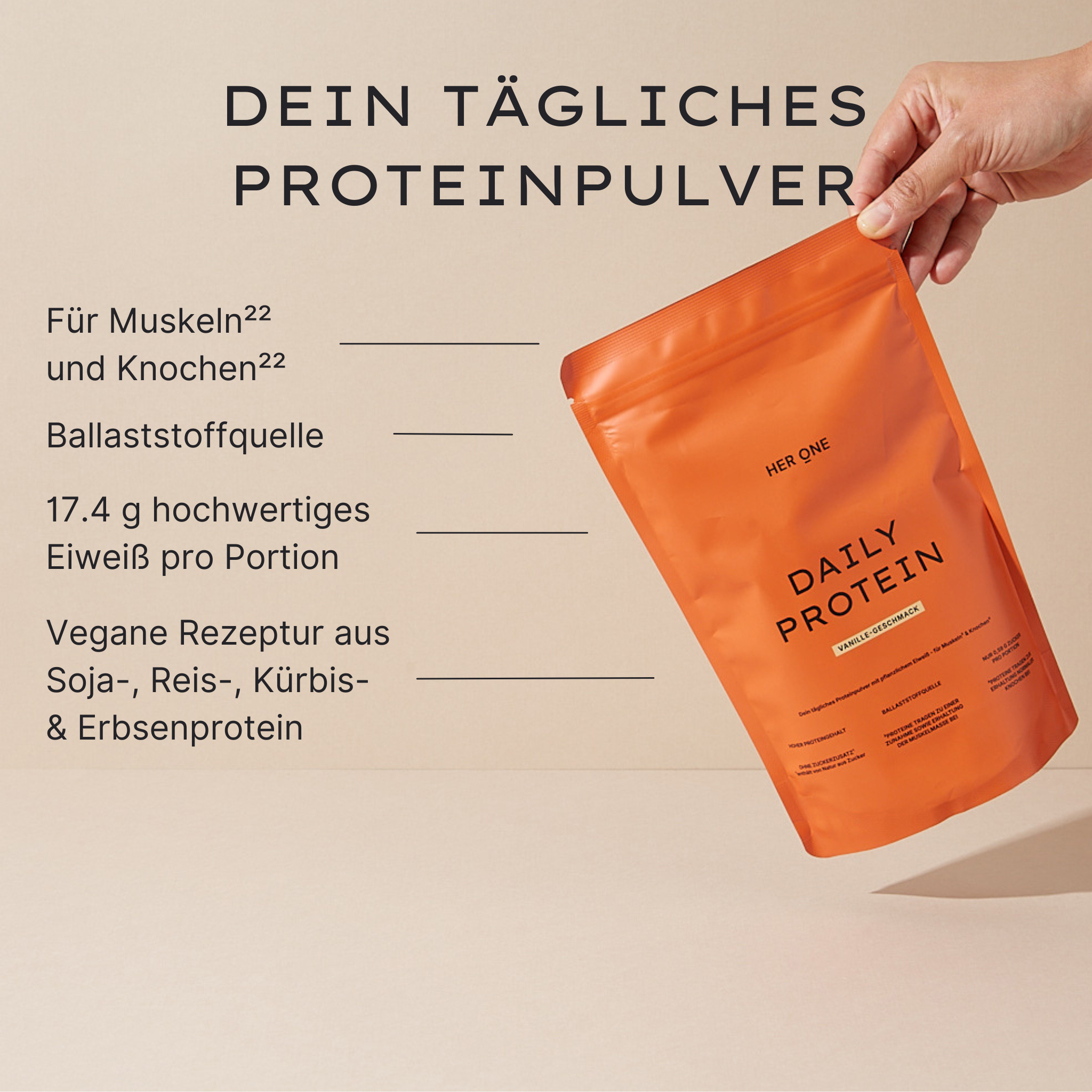 Hand hält HER ONE Daily Protein Beutel neben Text zu Nährwerten und veganer Eiweißquelle auf beigem Hintergrund.