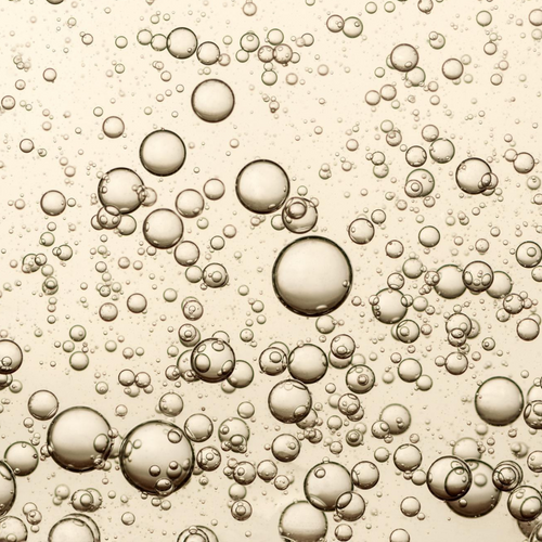 DetailaufnahmevonLuftblaseninFlüssigkeit,SymbolbildfürWirkstoffedesSleepWellSchlafsprays