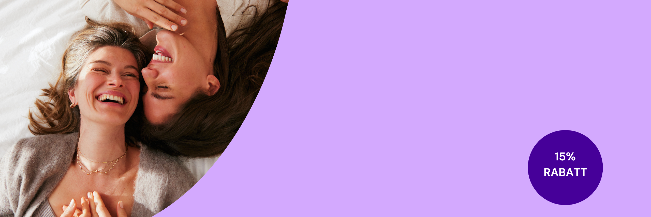 ZweilachendeFrauenliegenaufdemBett,rechtseinlilaKreismitderAufschrift"15%RABATT".