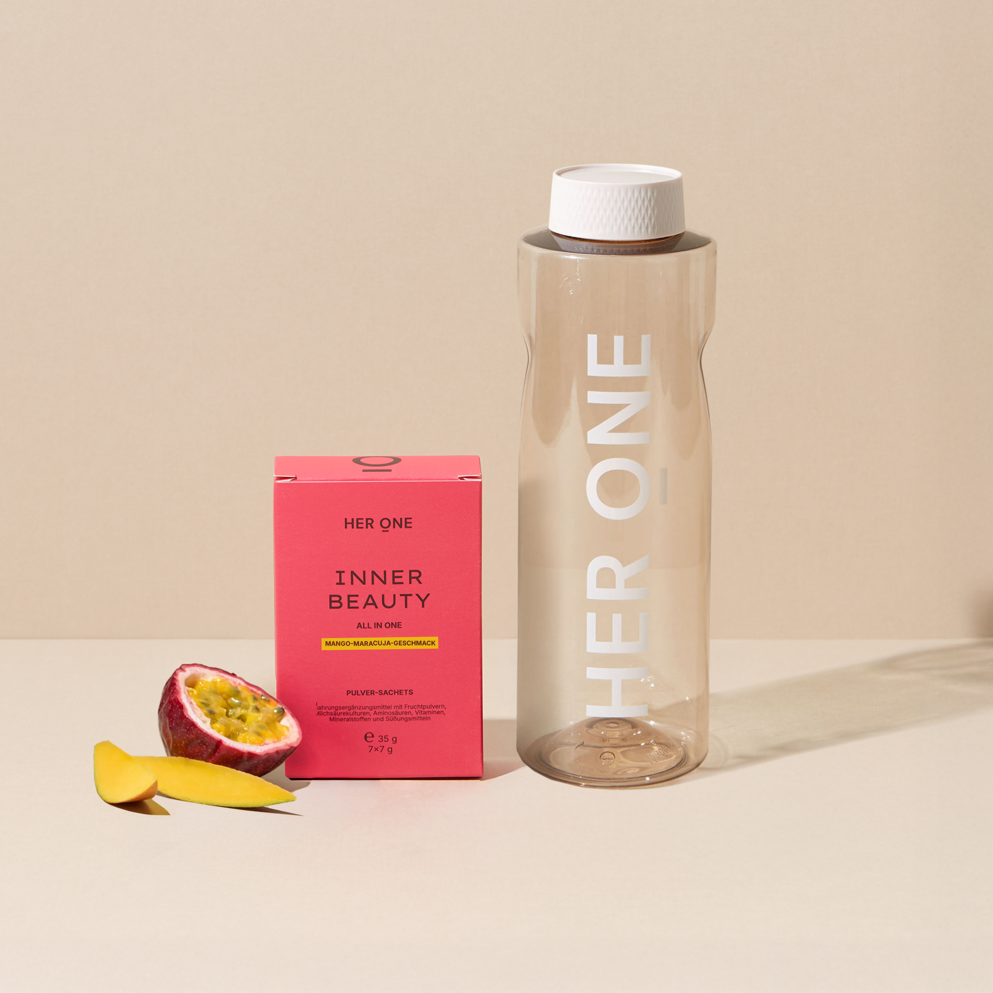 Her One INNER BEAUTY Sachets (Mango-Maracuja) Box neben Shaker-Flasche, mit Passionsfrucht und Mango.