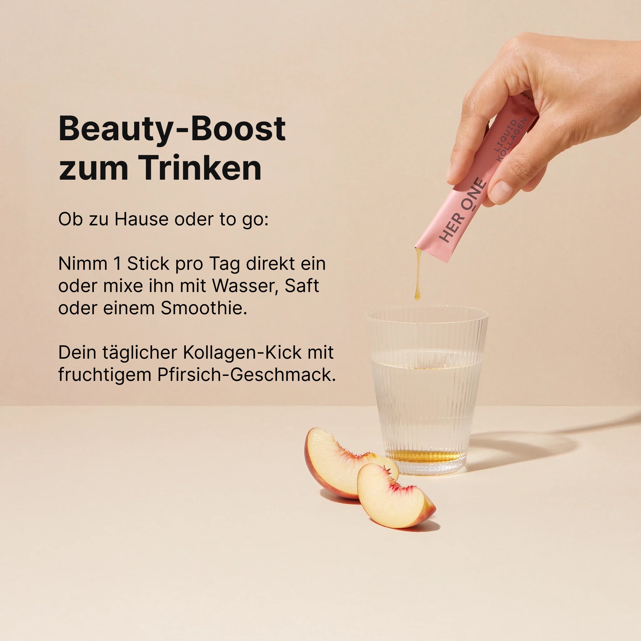 Hand gießt einen HER ONE LIQUID KOLLAGEN Stick mit Pfirsich-Geschmack in ein Glas Wasser, daneben frische Pfirsichspalten.