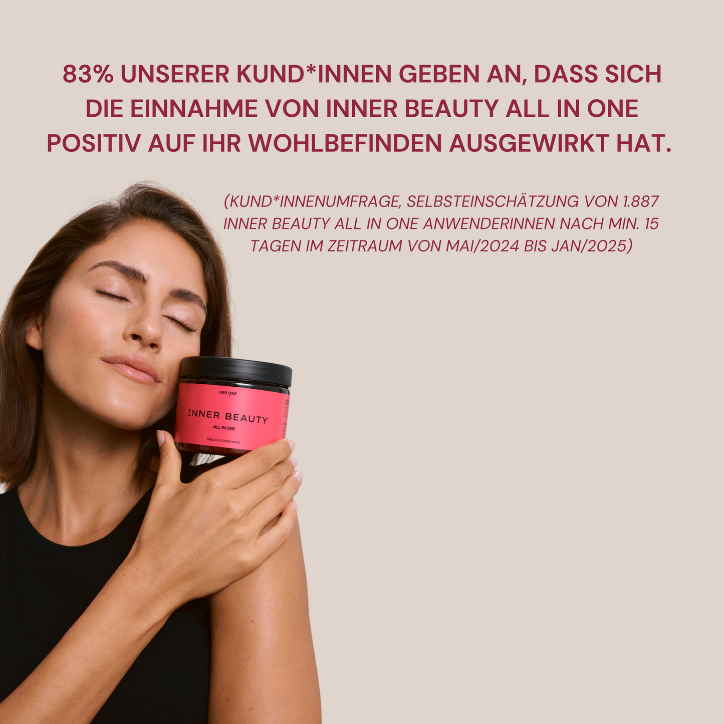 Eine Frau halt ein Getränk und ein Produkt mit der Aufschrift "Inner Beauty" vor beigem Hintergrund.