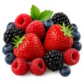 Ein Arrangement von frischen Beeren: Erdbeeren, Himbeeren, Brombeeren und Heidelbeeren mit grünen Blättern.