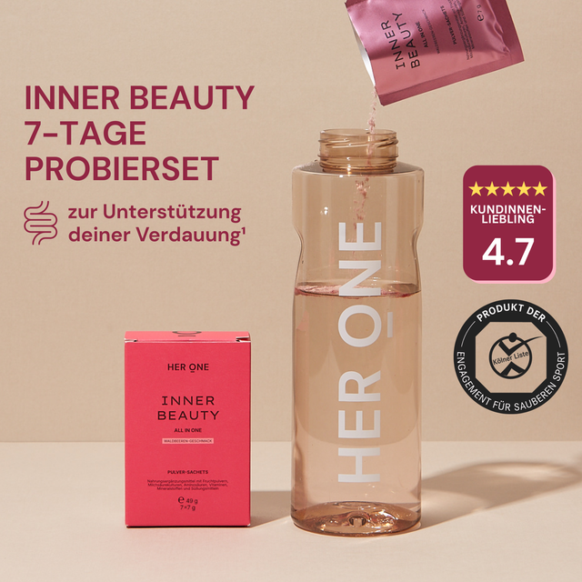 Hand schüttet INNER BEAUTY Pulver in HER ONE Flasche; unterstützt Verdauung¹, Bewertung 4,7 Sterne.