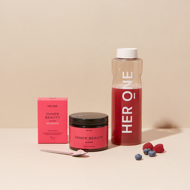 Starter Set von INNER BEAUTY All in One in einer pinken Verpackung. Vor dem Produkt sind Beeren präsentiert und das Produkt ist in einer Flasche auf der rechten Seite vom Bild angemischt.