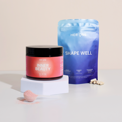 Ein rotes Glas "Inner Beauty" und eine blaue Tüte "Shape Well" stehen nebeneinander, mit rosa Pulver und Kapseln.