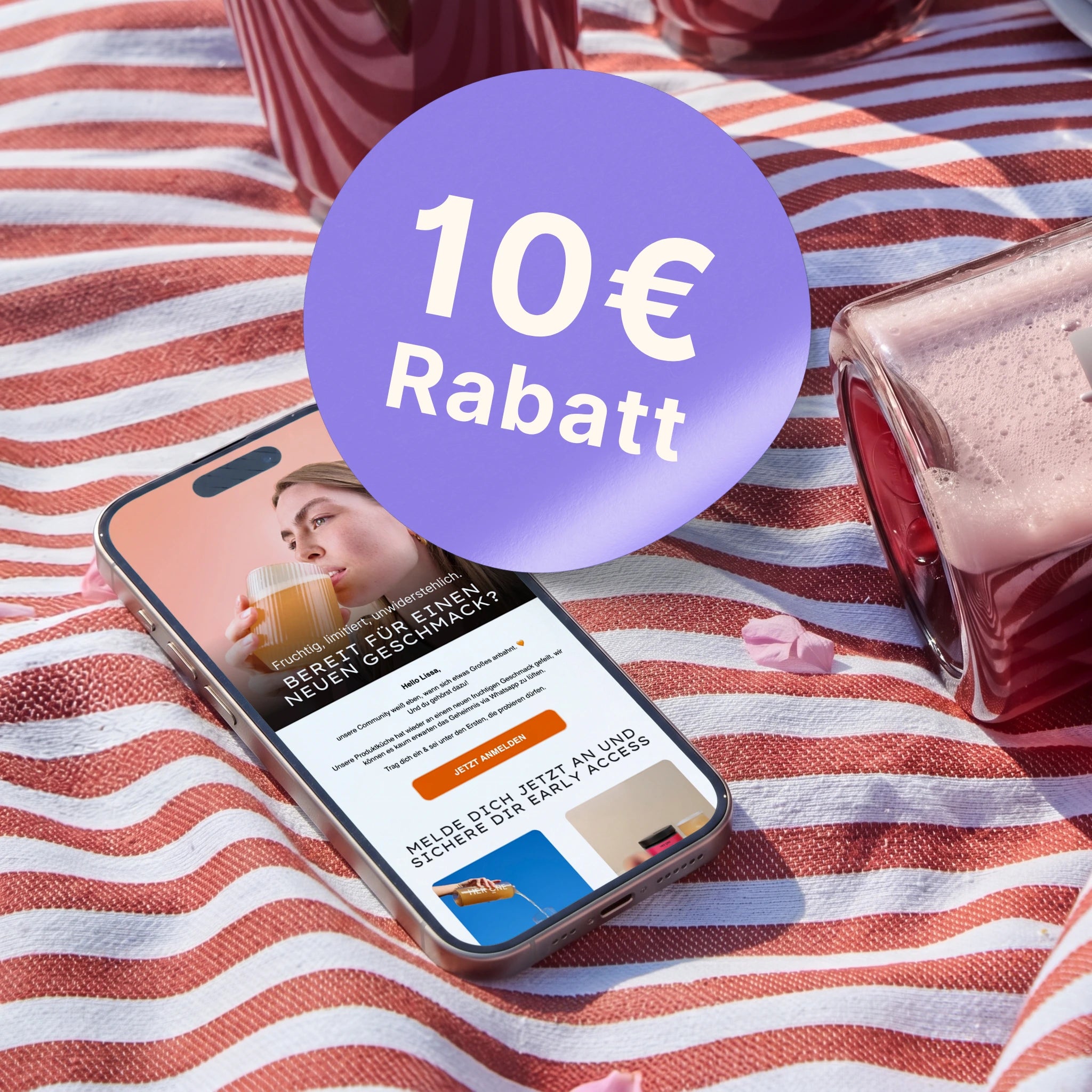 Smartphone zeigt Anmeldung für Newsletter; lila Sticker wirbt mit 10 € Rabatt.
