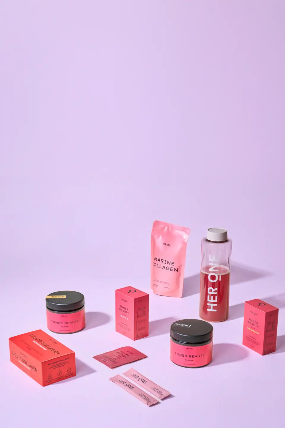 Premium-Nährstoffe für Frauen: Auswahl an HER ONE Kollagen- und Beauty-Produkten zur Unterstützung von innen.