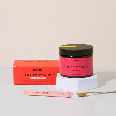 Das BEAUTY DELUXE DUO wird abgebildet. Dieses Duo besteht aus LIQUID BEAUTY Mango Maracuja auf der linken Seite (eine rote box) und INNER BEAUTY Mango Maracuja Geschmack auf der rechten Seite (pinke Dose). Vor INNER BEAUTY ist ein mit pulver gefüllter Löffel zu sehen. 