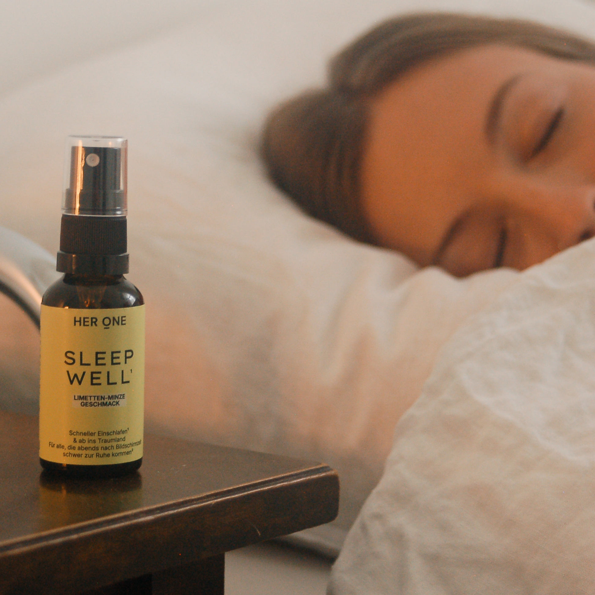 Sleep Well Spray auf Nachttisch, Frau schläft im Bett, Produkt unterstützt erholsamen Schlaf