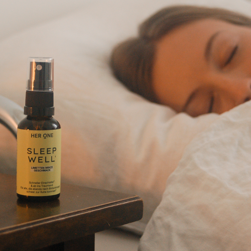 SleepWellSprayaufNachttisch,FrauschläftimBett,ProduktunterstützterholsamenSchlaf