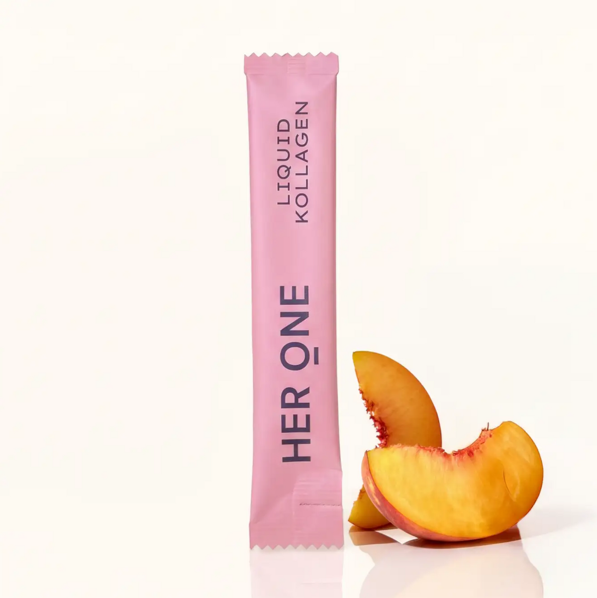 Rosa Packung "Her One Liquid Kollagen" neben frischen Pfirsichstücken auf weißem Hintergrund.