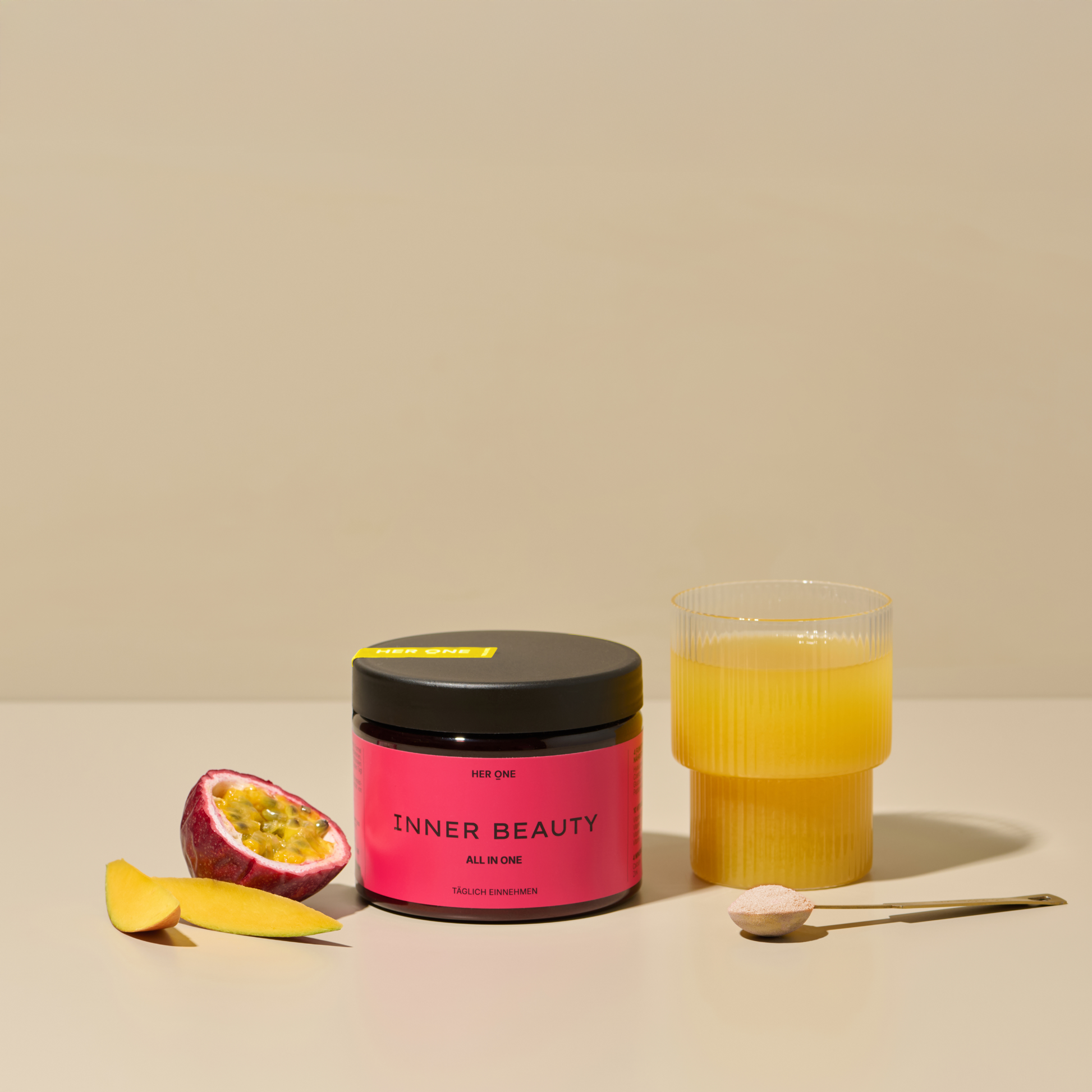 Dunkelrote Dose HER ONE INNER BEAUTY mit Mango, Maracuja und angerührtem Saft.