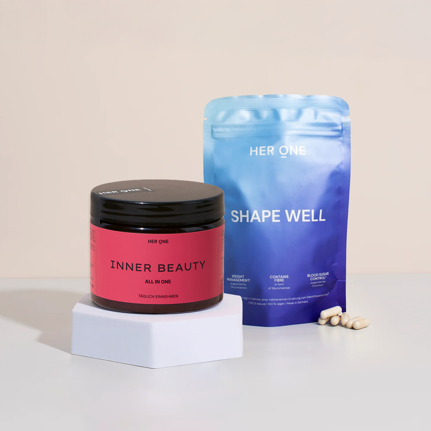 Dose INNER BEAUTY auf Podest und SHAPE WELL Beutel mit Kapseln (Gewichtsmanagement).