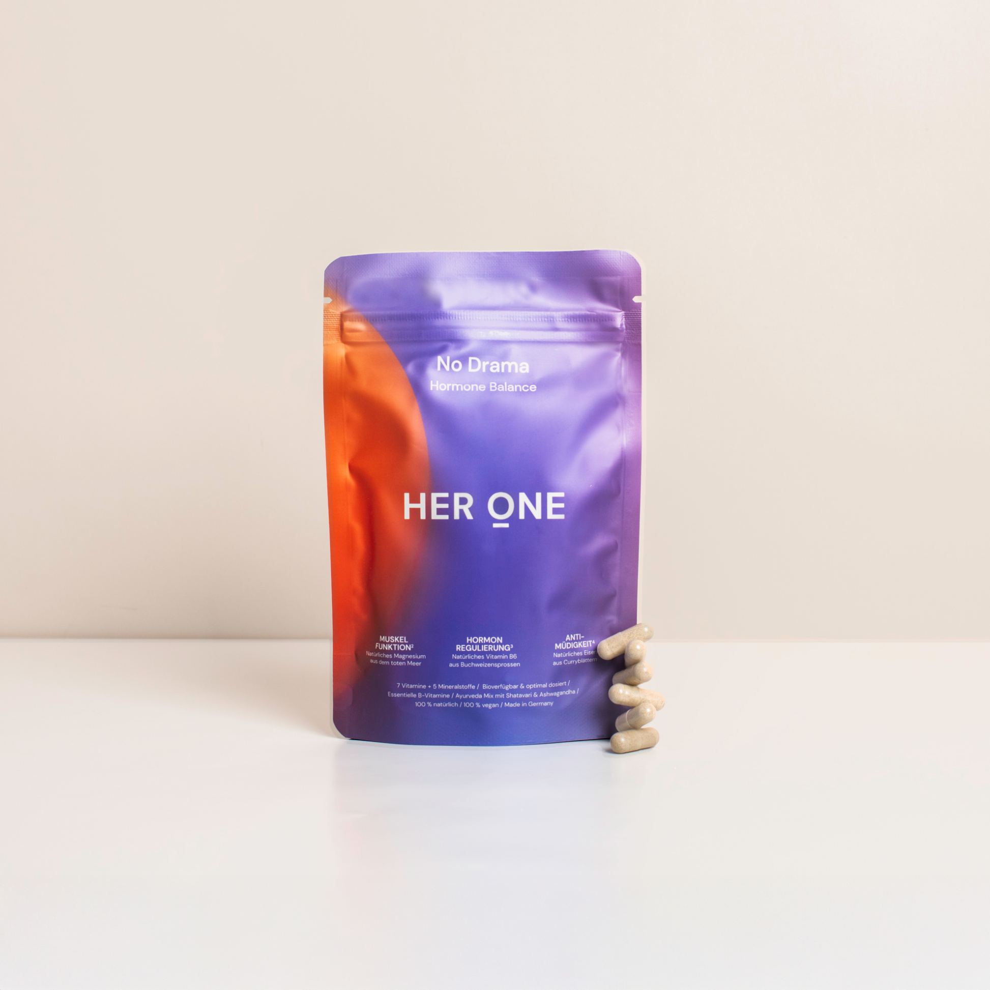 Violett-oranger Beutel HER ONE No Drama Hormone Balance Kapseln für Hormonregulierung und Muskelfunktion.