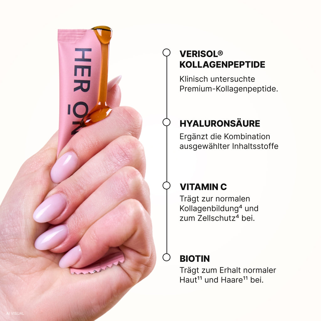 Une main tient un stick de collagène liquide HER ONE contenant les principes actifs VERISOL, de l'acide hyaluronique, de la vitamine C et de la biotine.