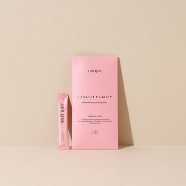 Her One Liquid Beauty Produit dans un emballage rose avec sachet sur fond beige.