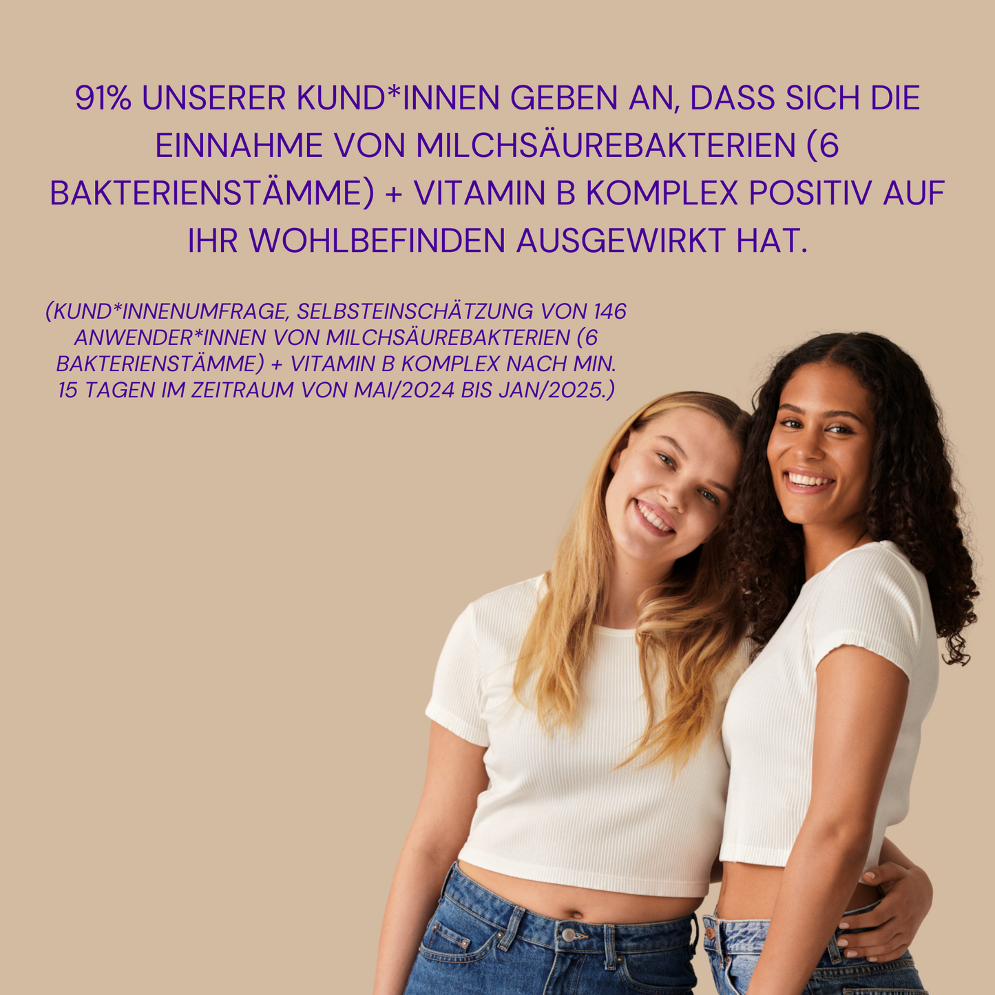 Deux femmes souriantes, vêtues de hauts blancs, se tiennent devant un fond beige et s'enlacent.