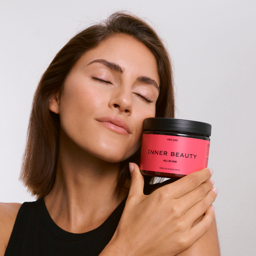 La femme tient HERONE D'UNE BOÎTE DE BEAUTÉ À LA JEUNE et ferme les yeux, satisfaite.