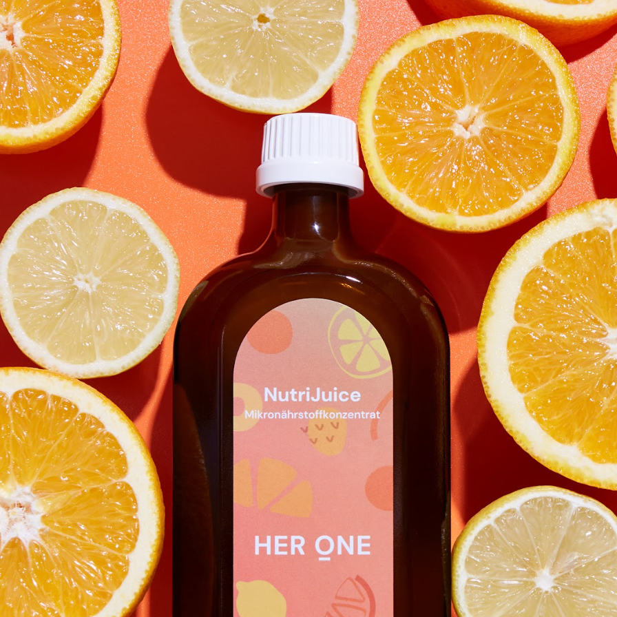 Bouteille brune à couvercle blanc, entourée d'oranges et de citrons découpés sur fond orange.