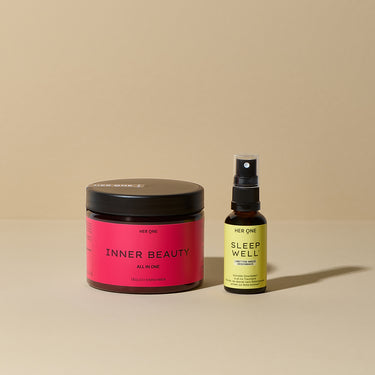 Boîte HER ONE INNER BEAUTY et spray SLEEP WELL sur fond beige.
