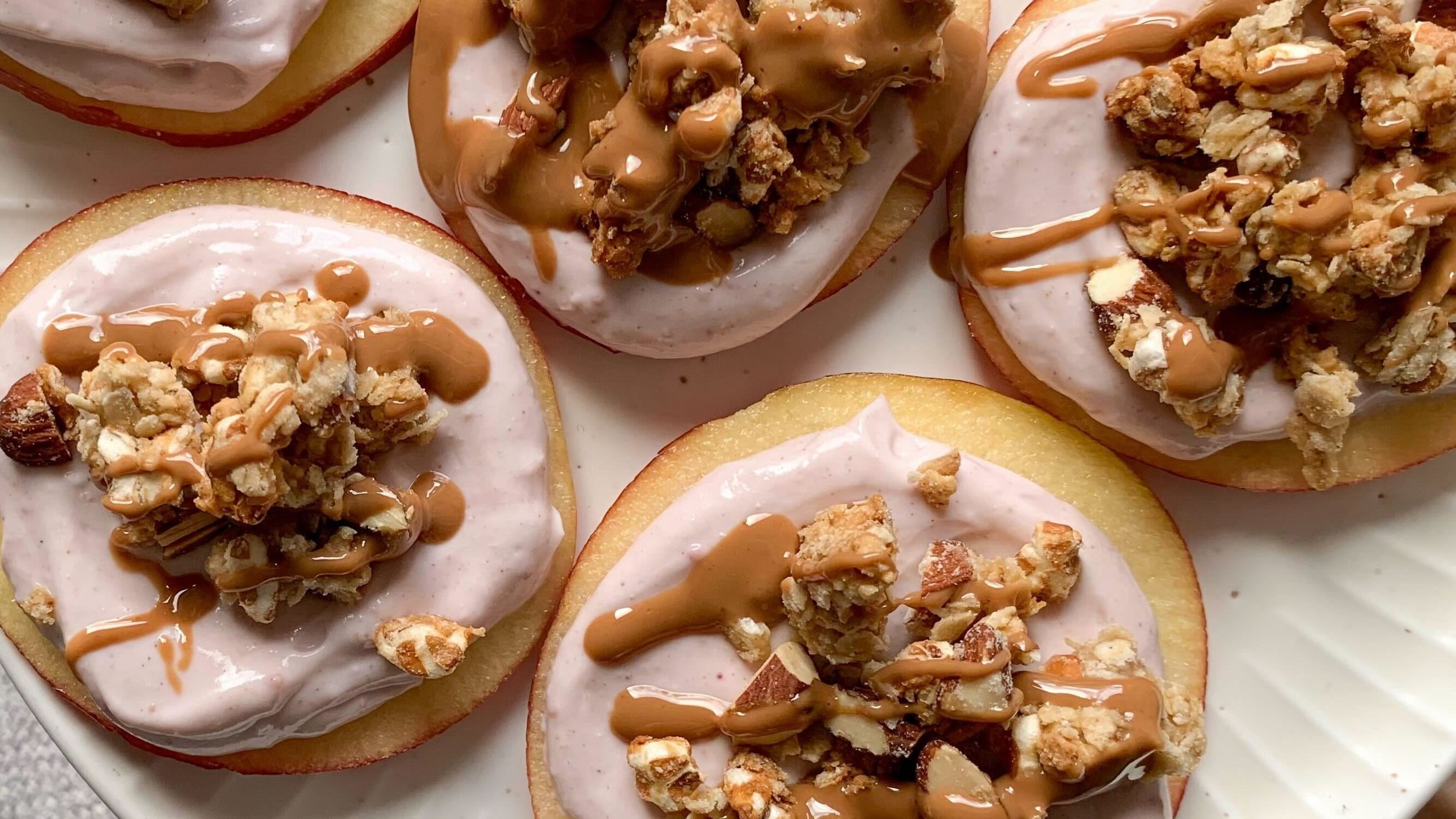 Immagine di testa Bocconcini di mela allo yogurt e granola con Skin Glow