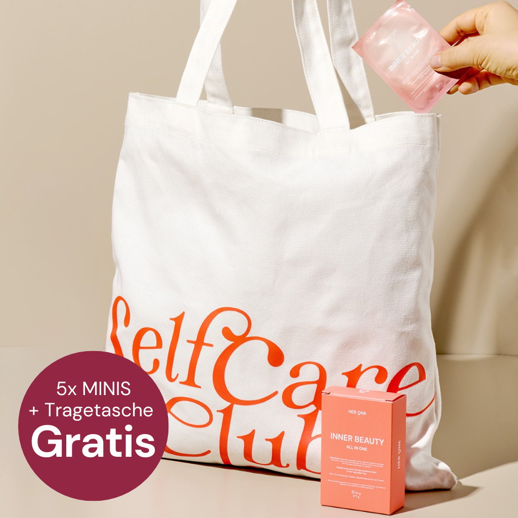 Borsa bianca etichettata "Self Care Club" in arancione con prodotti di bellezza e un'offerta gratuita accanto.