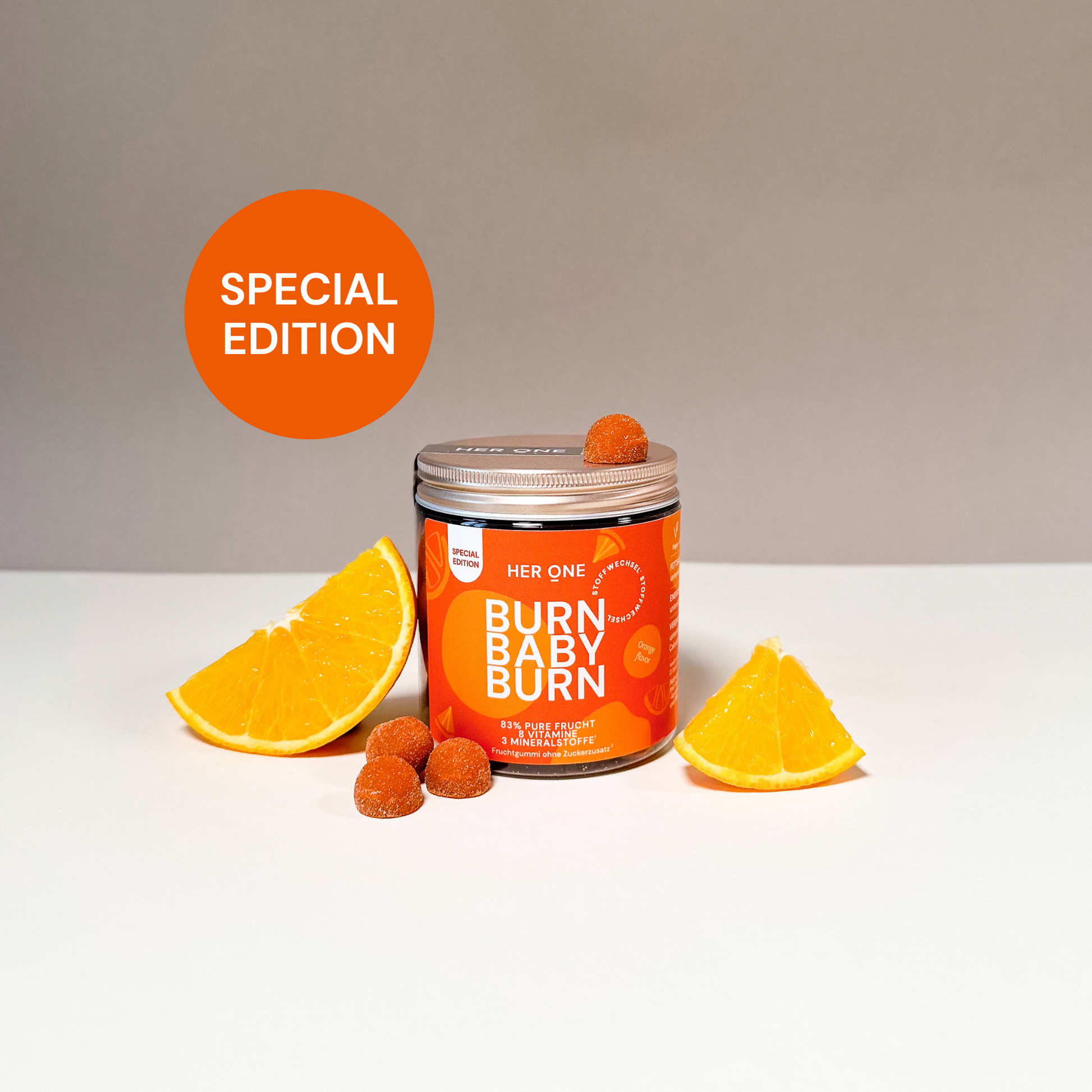 Un bicchiere diBurn Baby Burn" con accanto dolci e spicchi d'arancia su un tavolo.