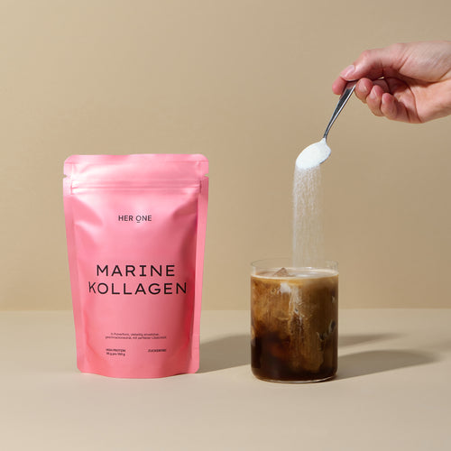 Sacchetti di caffè eronemarine accanto ai bicchieri con il caffè freddo, la polvere viene versata con un cucchiaio.