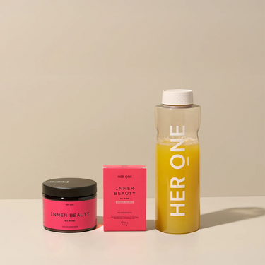 HER ONE Inner Beauty Startset: blikje, doosje en shaker met gele drank, gerangschikt op een lichtgekleurde achtergrond